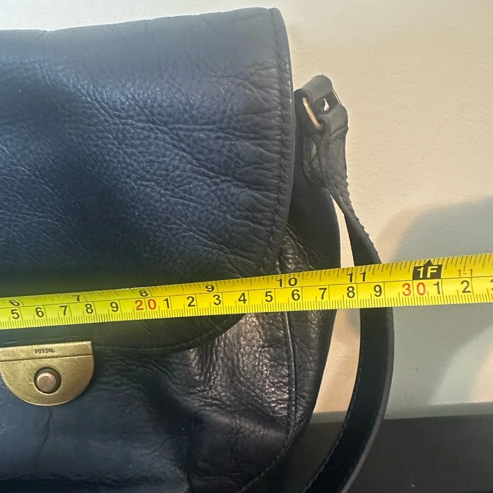 VTG FOSSIL Crossbody Saddle Bag Black Leather Gold Key Flap Closure Size 9x8x2